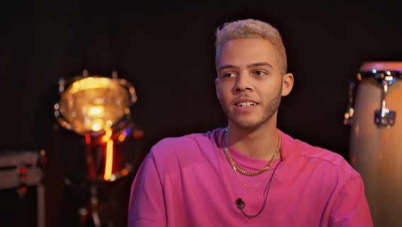 Malik Harris im Studio von ESC vor acht. © NDR/Bildergarten 