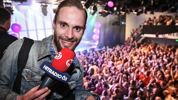 Der Ö3-Moderator Benny Hörtnagl vor ESC-Publikum in Amsterdam © ORF/Milenko Badzic 