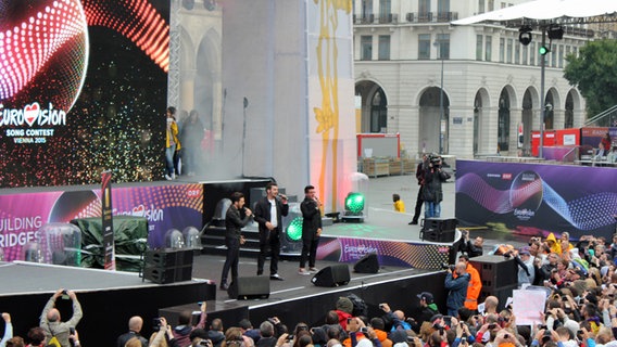 Il Volo im Konzert im Eurovillage vor dem Wiener Rathaus © NDR Foto: Lisa Knittel