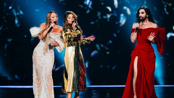 Carola, Charlotte Perrelli and Conchita Wurst auf der ESC-Bühne in Malmö. © EBU Foto: Sarah Louise Bennett