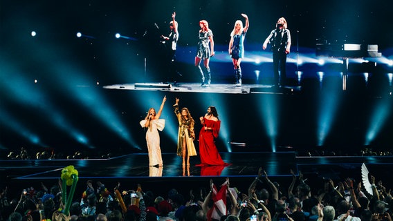 Carola, Charlotte Perrelli and Conchita Wurst auf der ESC-Bühne in Malmö. © EBU Foto: Sarah Louise Bennett