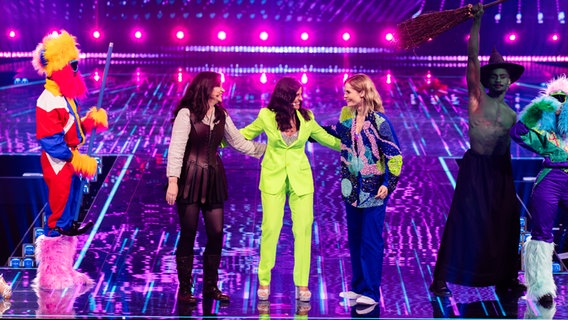 Hazel Brugger, Sandra Studer und Special Guest Petra Mede performen als Intervall Act "Made in Switzerland" © eurovision.tv/EBU Foto: Corinne Cumming