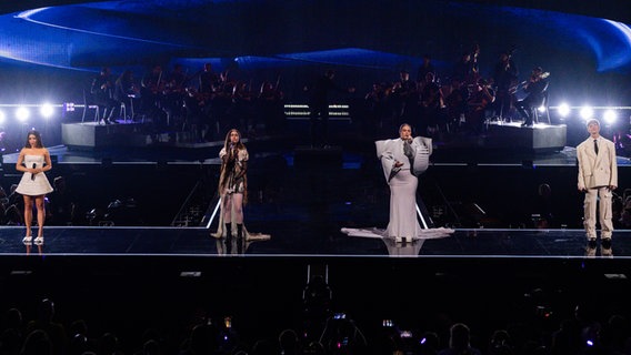 Jerry Heil, iolanda, Marina Satti und Silvester Belt würdigen die ESC-Siegerin für die Schweiz, Céline Dion. © eurovision.tv/EBU Foto: Corinne Cumming