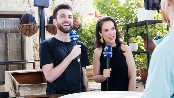 Alina Stiegler interviewt Duncan Laurence.  Foto: Claudia Timmann