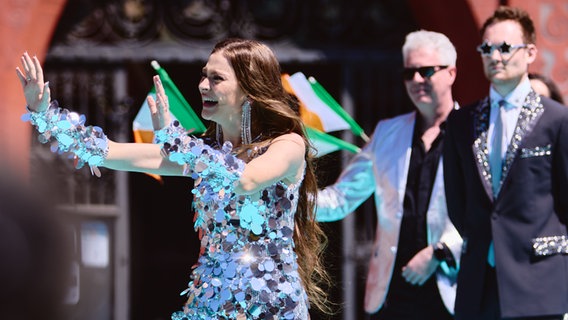 Emmy aus Irland auf dem türkisen Teppich in Basel © eurovision.tv Foto: Alma Bengtsson