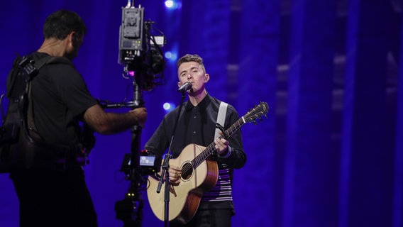 Irlands Sänger Ryan O'Shaughnessy mit seiner Gitarre bei der ersten Probe in Lissabon. © Eurovision TV / Andres Putting Foto: Andres Putting
