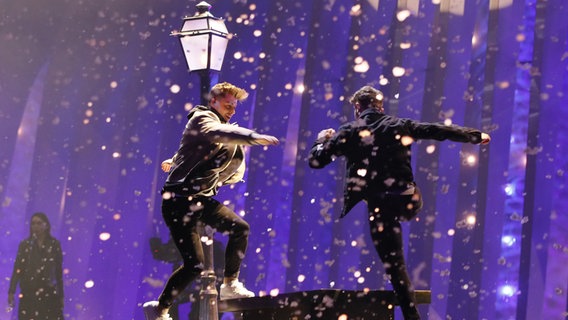 Irlands Tänzer Kevin O'Dwyer und Alan McGrath bei der ersten Probe in Lissabon. © Eurovision TV / Andres Putting Foto: Andres Putting