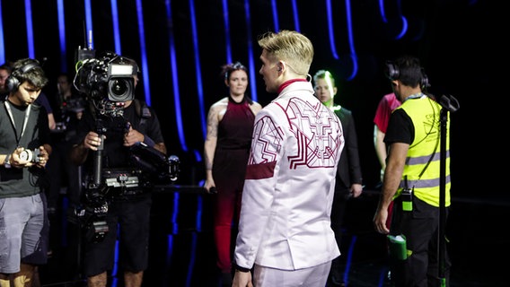 Ari Ólafsson wird auf dem Weg zur Bühne in Lissabon von Kameras gefilmt. © eurovision.tv Foto: Thomas Hanses