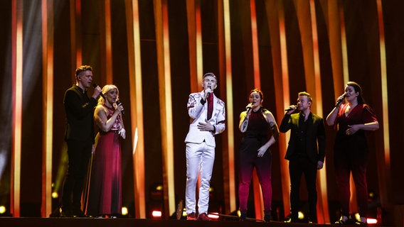 Ari Ólafsson performed "Our Choice" auf der Bühne in Lissabon. © eurovision.tv Foto: Thomas Hanses