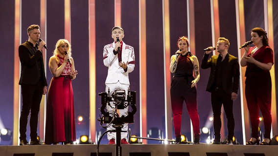 Ari Ólafsson performed "Our Choice" auf der Bühne in Lissabon. © eurovision.tv Foto: Thomas Hanses