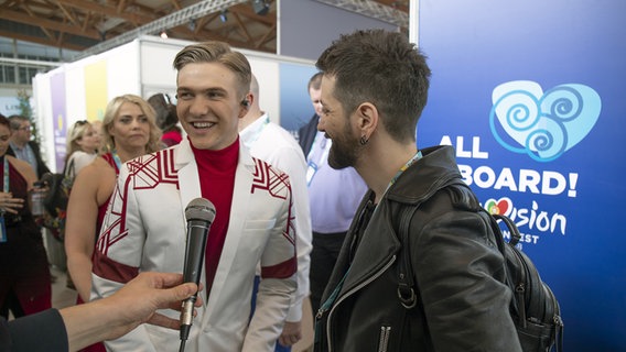 Ari Ólafsson auf dem Weg zur Bühne in Lissabon. © eurovision.tv Foto: Andres Putting