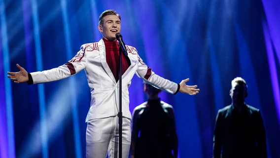 Ari Ólafsson performed "Our Choice" auf der Bühne in Lissabon. © eurovision.tv Foto: Thomas Hanses