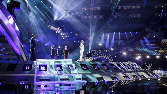 Ari Ólafsson auf der Bühne in Lissabon. © eurovision.tv Foto: Andres Putting