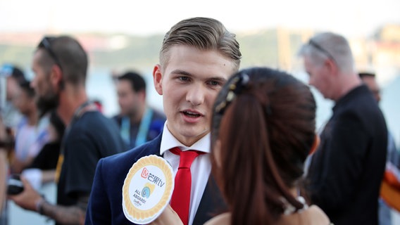 Ari Ólafsson auf dem roten Teppich in Lissabon. © NDR Foto: Rolf Klatt