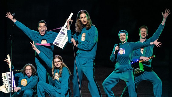 Die Band Daði og Gagnamagnið, Islands ESC Kandidaten 2020, in blauen Anzügen auf der Bühne.  Foto: Mummi Lú