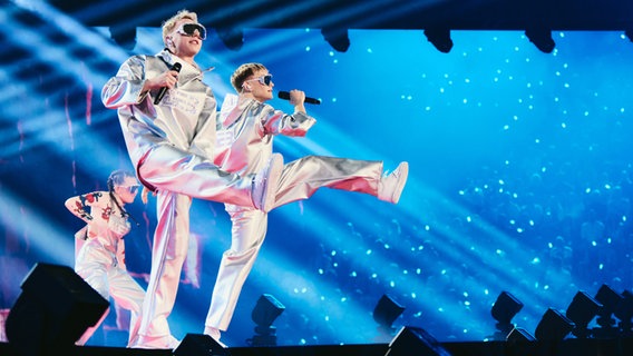 Das isländische Musikduo "VÆB" auf der Bühne in Basel. © eurovision.tv/EBU Foto: Alma Bengtsson
