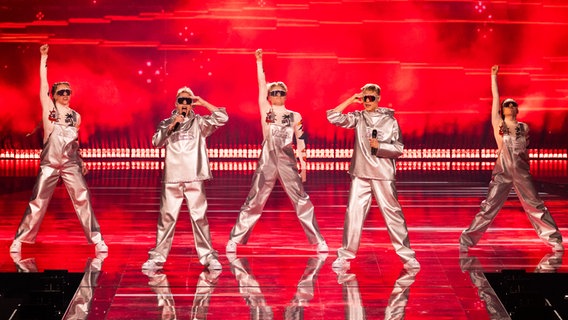 Das isländische Musikduo "VÆB" auf der Bühne in Basel. © eurovision.tv/EBU Foto: Corinne Cumming