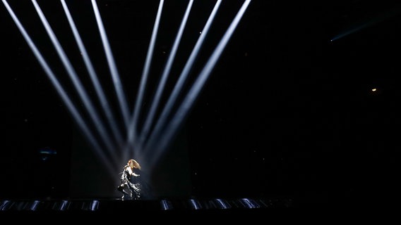 Greta Salóme, Island, bei der Kostümprobe in der Globe-Arena in Stockholm. © NDR/eurovision.tv Foto: Andres Putting (EBU)