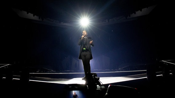 Für Israel steht Kobi Marimi mit "Home" auf der ESC-Bühne. © eurovision.tv Foto: Andres Putting