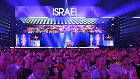 Israel reicht seine Punkte beim Finale der 68. Ausgabe des Eurovision Song Contest (ESC) in der Malmö Arena ein. © picture alliance / TT NYHETSBYRÅN Foto: Jessica Gow/TT