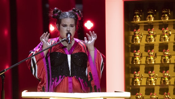 Netta mit Loopstation und Glückskatzen auf der Bühne in Lissabon. © eurovision.tv Foto: Andres Putting