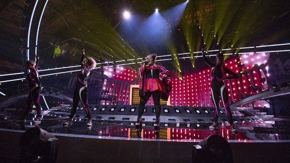 Netta mit Tänzerinnen auf der Bühne in Lissabon. © eurovision.tv Foto: Andres Putting