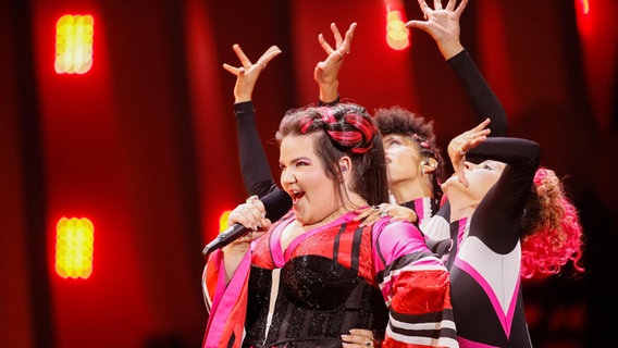 Netta auf der Bühne in Lissabon. © eurovision.tv Foto: Andres Putting