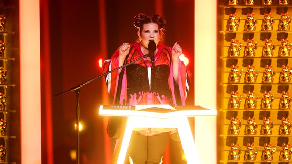 Netta singt "Toy" für Israel im Finale des 63. Eurovision Song Contest. © dpa Bildfunk 