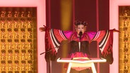 Netta auf der Bühne in Lissabon. © NDR Foto: Rolf Klatt