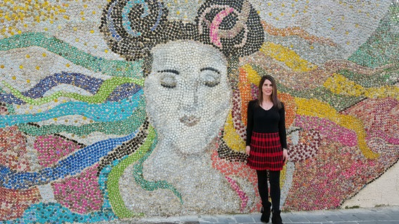ESC-Autorin Talia Grossfeld vor einem Netta-Mosaik in Jaffa © Talia Grossfeld 