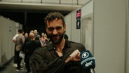 Marco Mengoni aus Italien hält sich die Hand aufs Herz. © NDR Foto: Screenshot