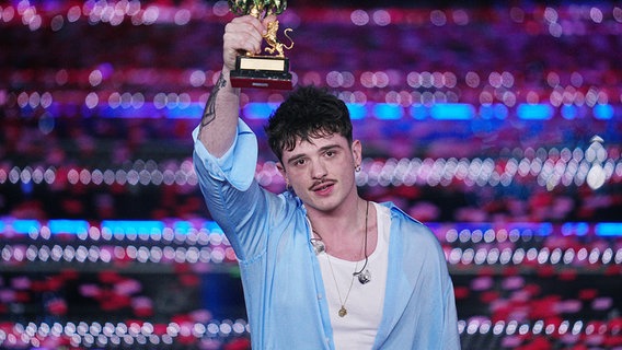 Olly hat das 75. Sanremo Festival 2025 gewonnen. © picture alliance / ZUMAPRESS.com Foto: Marco Alpozzi