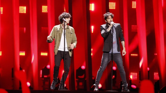 Ermal Meta und Fabrizio Moro auf der Bühne in Lissabon. © eurovision.tv Foto: Andres Putting