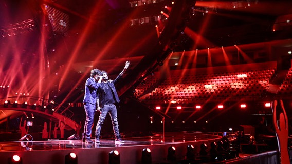 Ermal Meta und Fabrizio Moro auf der Bühne in Lissabon. © eurovision.tv Foto: Thomas Hanses