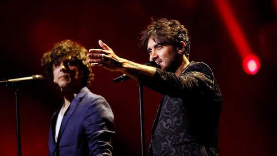 Ermal Meta und Fabrizio Moro auf der Bühne in Lissabon. © eurovision.tv Foto: Andres Putting