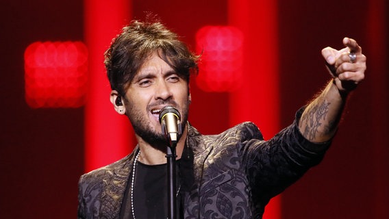 Fabrizio Moro auf der Bühne in Lissabon. © eurovision.tv Foto: Andres Putting