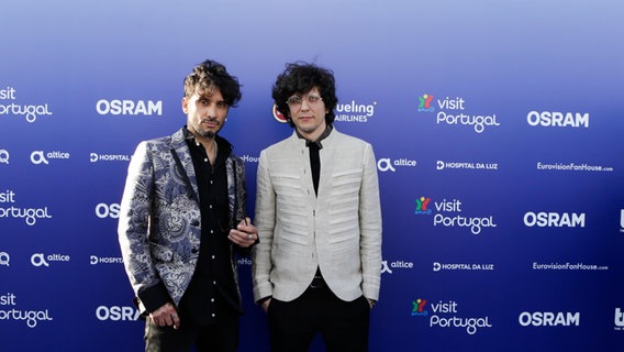 Ermal Meta und Fabrizio Moro auf dem roten Teppich in Lissabon. © NDR Foto: Rolf Klatt