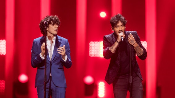 Ermal Meta & Fabrizio Moro auf der Bühne in Lissabon. © NDR Foto: Rolf Klatt