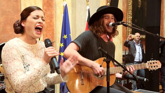 Ann Sophie und Dominic von den MakeMakes aus Österreich singen gemeinsam in der detuschen Botschaft in Wien © NDR/screenshot 