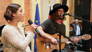 Ann Sophie und Dominic von den MakeMakes aus Österreich singen gemeinsam in der detuschen Botschaft in Wien © NDR/screenshot 