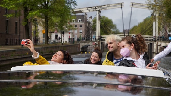 Jendrik und seine Crew Elvin, Sophia und Myriam auf einem Boot in Amsterdam.  Foto: Aaron Moser
