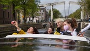 Jendrik und seine Crew Elvin, Sophia und Myriam auf einem Boot in Amsterdam.  Foto: Aaron Moser