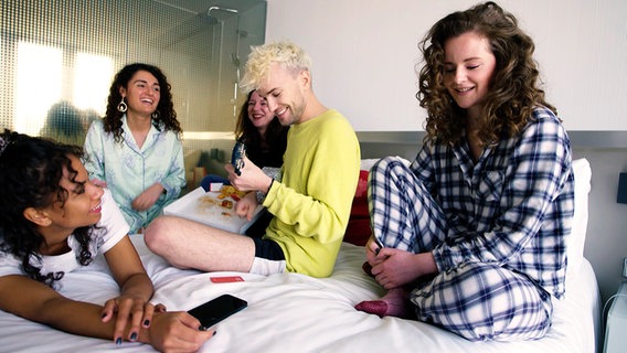 Madina Frey, Elvin Karakurt, Sophia Euskirchen, Jendrik Sigwart und Myriam Küppers in einem Hotelbett.  Foto: Screenshot