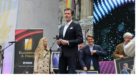 John Jürgens beim Konzert im Eurovillage vor dem Wiener Rathaus © NDR Foto: Lisa Knittel