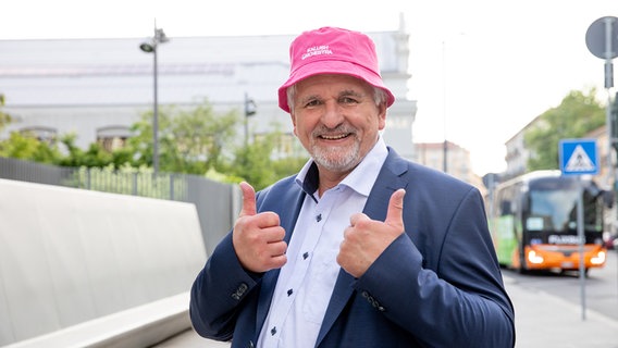 Jürgen Werwinski hält beide Daumen in die Luft. © NDR Foto: Claudia Timmann