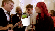 Stefan Spiegel, Jérémie Makiese, LUM!X, Pia Maria und ein kleiner grüner Kaktus. © NDR Foto: Screenshot