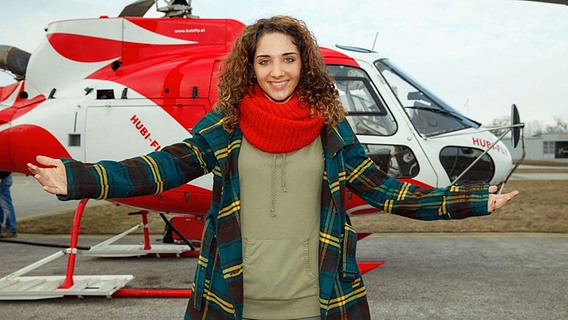 Die österreichische Sängerin Natália Kelly vor einem Hubschrauber. © ORF 