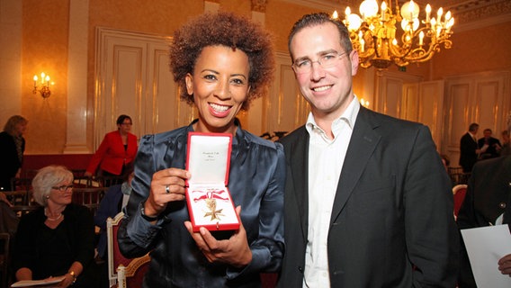 Arabella Kiesbauer und ihr Ehemann Florens Ebinger bei der Verleihung des österreichischen Bundesverdienstzeichens 2013 © Picture-Alliance/ Karl Schöndor 