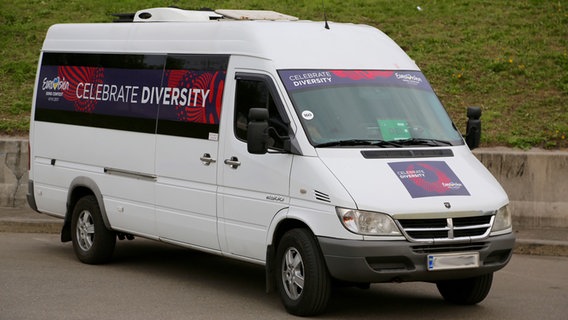 Ein weißer Kleinbus mit dem "Celebrate Diversity"-Schriftzug auf der Seite.  Foto: Siegfried Doppler