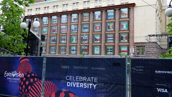 Vor dem ZUM-Kaufhaus in Kiew stehen große ESC-Banner.  Foto: Siegfried Doppler